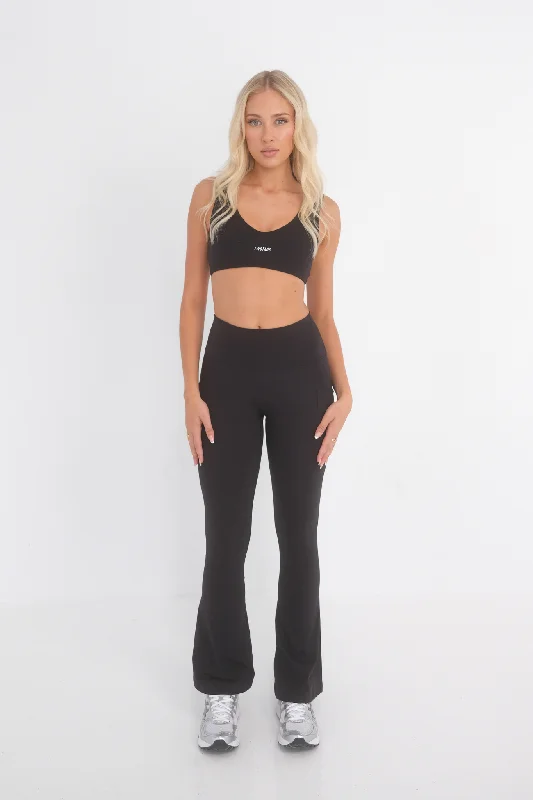 Women's Tight Trousers with Elastic Waistband in Black for Easy and Comfortable WearBootcut Flare Pocket (Seamless) Leggings - Black Women's Tight Trousers with Elastic Waistband in Black for Easy and Comfortable WearBootcut Flare Pocket (Seamless) Leggings - Black