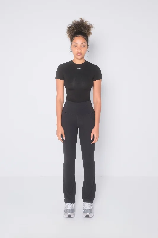 Women's Velvet Tight Trousers in Burgundy for a Luxurious and Elegant AppearanceFrill Flare Pocket Leggings - Black Women's Velvet Tight Trousers in Burgundy for a Luxurious and Elegant AppearanceFrill Flare Pocket Leggings - Black