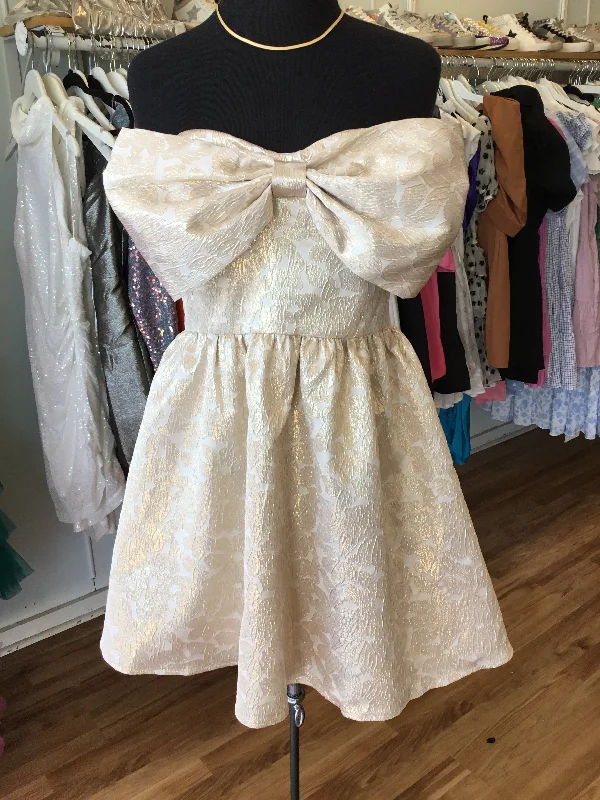 Halter Neck Women Dress to Show Off the Shoulders and NecklineGold Bow Strapless Dress