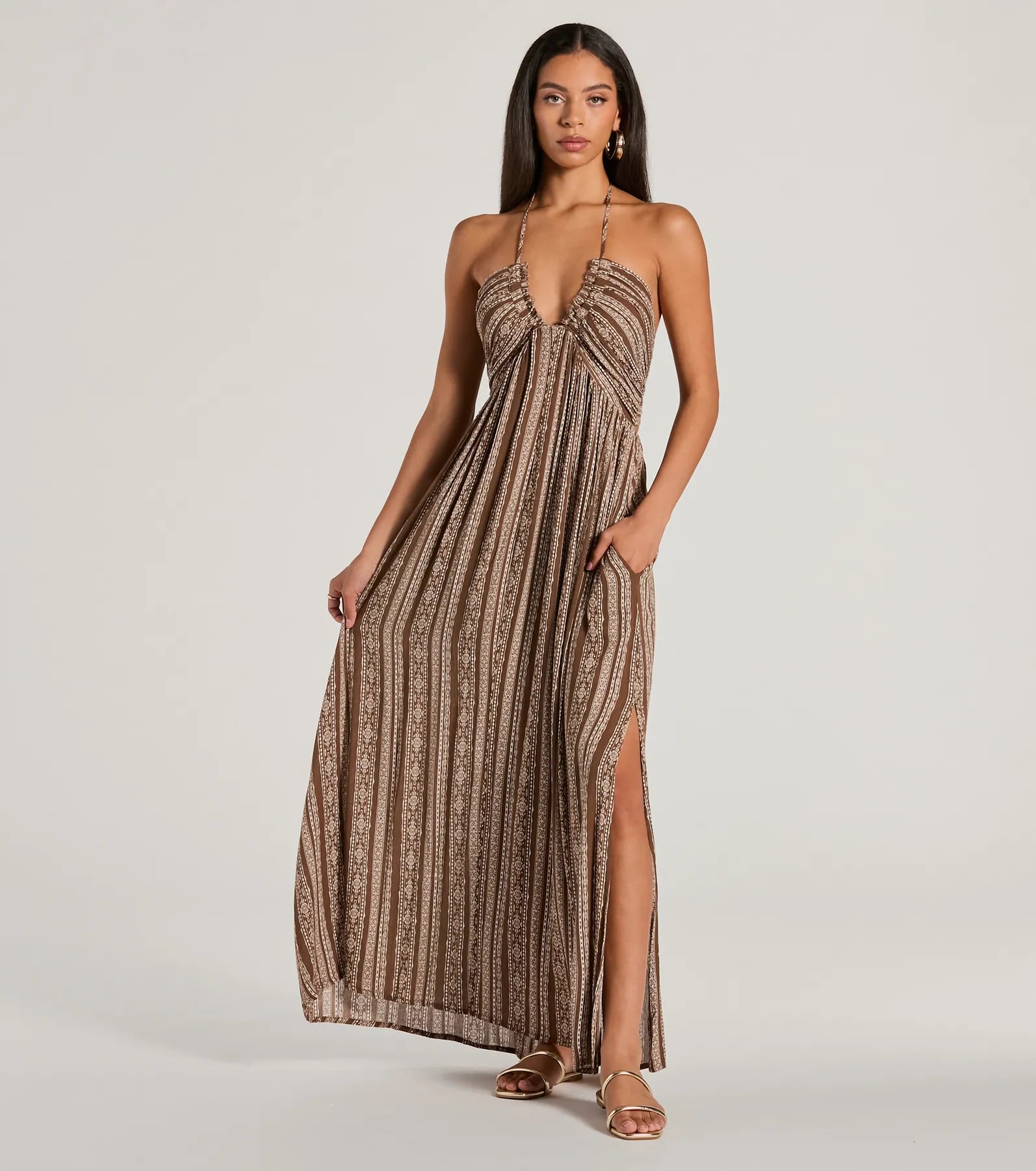 Maxi dresses with thin spaghetti straps for a delicate and feminine feelBohemian-Chic Geometric Striped Halter Maxi Dress Maxi dresses with thin spaghetti straps for a delicate and feminine feelBohemian-Chic Geometric Striped Halter Maxi Dress